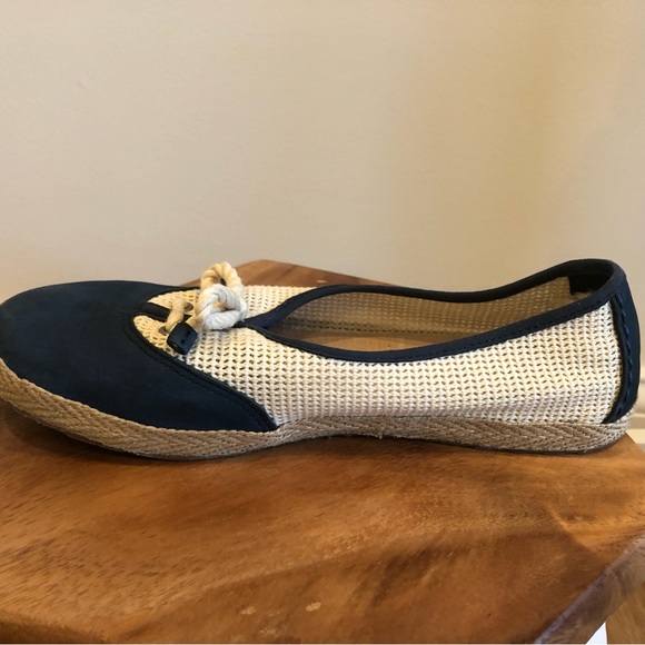 Ugg Navy and Ivory Slip On Flats - Size 9 - Picture 2 of 15